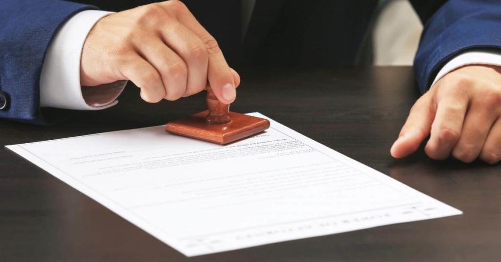 Qeveria plan kunder pastrimit te parave, ne site noteret e agjencite e pronave